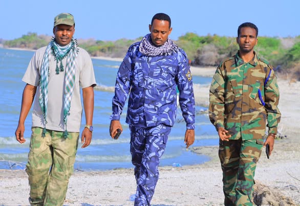 Jubaland Pol⁠ic‌e Officials Inspect Road Construction Linking Buu⁠lo Gaduud and Afm‍ad⁠ow