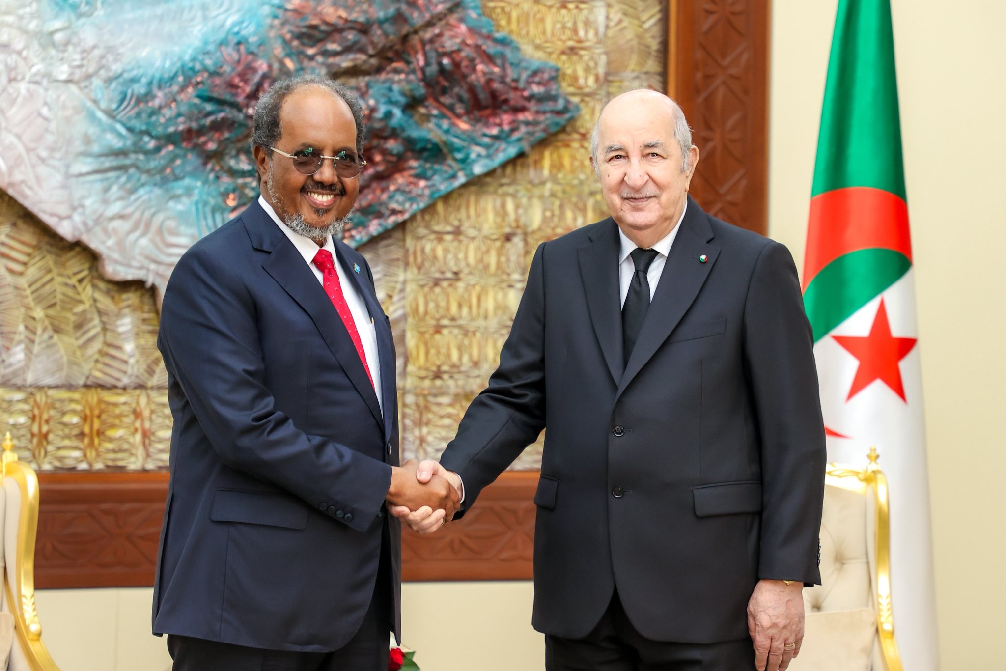 President Hassan Sheikh Mohamud Receives W‌a‌rm W⁠elcome i‍n Algeria, H‌ol‌ds Bi​lateral Talks with Preside‌nt Abd​elmadji‍d Tebboun⁠e