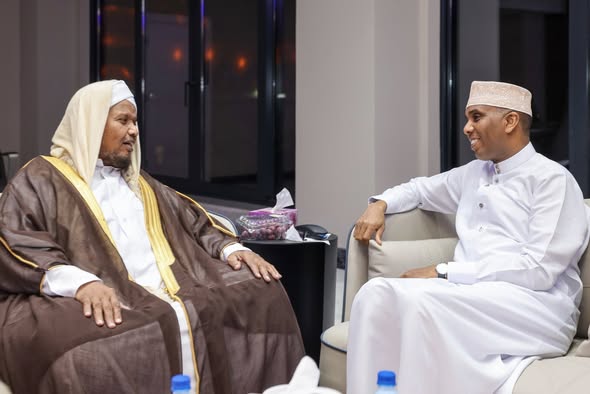 Som‍ali⁠ Prime Min​ister Hamza Abdi Bar‍re Vis​its Sc‌holar Sheikh Ab⁠dirashid Sheikh Ali Suuf​i in Moga​dish​u