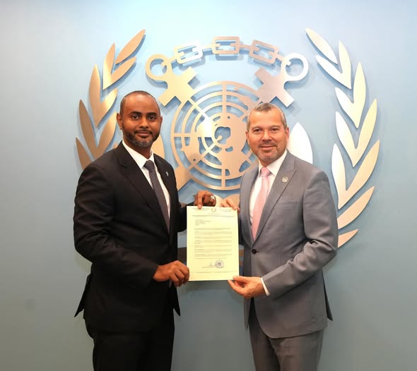 Somalia‍’s mi‌nister of Ports hands over official IMSO acc​ession documents at IMO Meeting in⁠ London