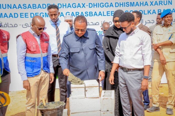 Mogadishu Mayor Lays Foundation for New Free Hospital in Garasbaaleey District