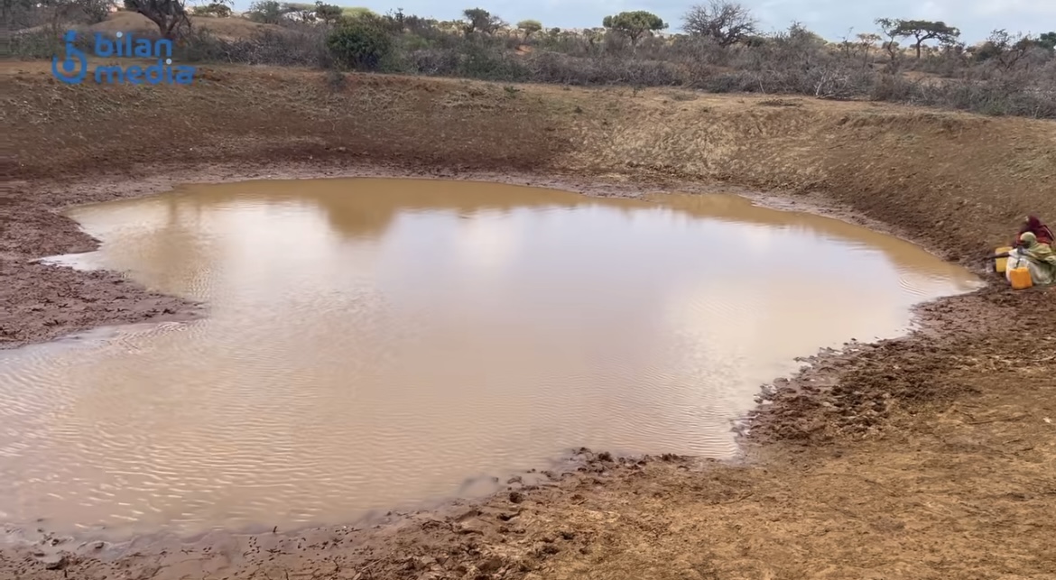 Women in Bahnano village, western Kismayo, are struggling to access clean water, relying solely on the river that is gradually drying up.