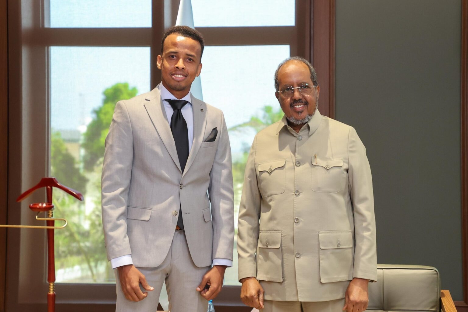 Madaxweyne Xasan Sheekh oo Madaxtooyada ku qaabilay Garsoore Cumar Cartan kadib guushii Afrika