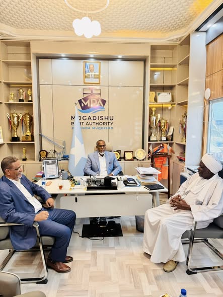 Mogadishu Port manager hosts sudanese ambassador and university delegation