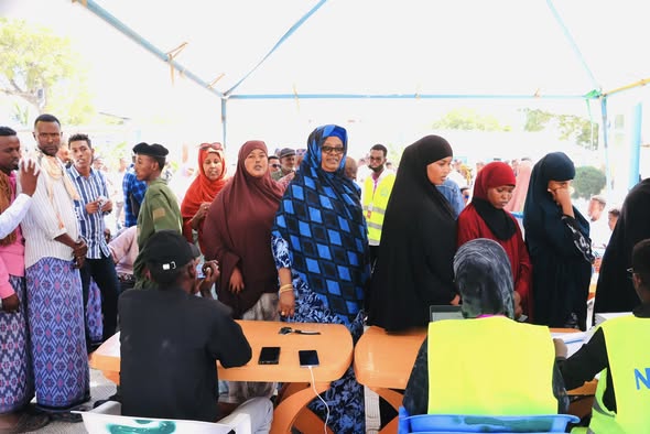 Jubaland Ministry of Humanitarian Affairs distributes water to drought-affected communities in western Kismayo.