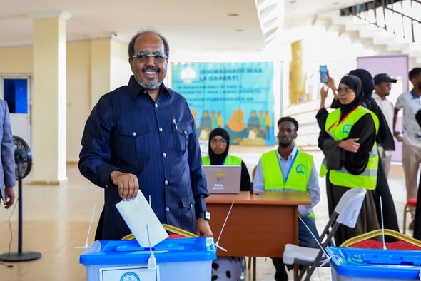 President Mohamud casts his vote in Banadir Local Council Elections