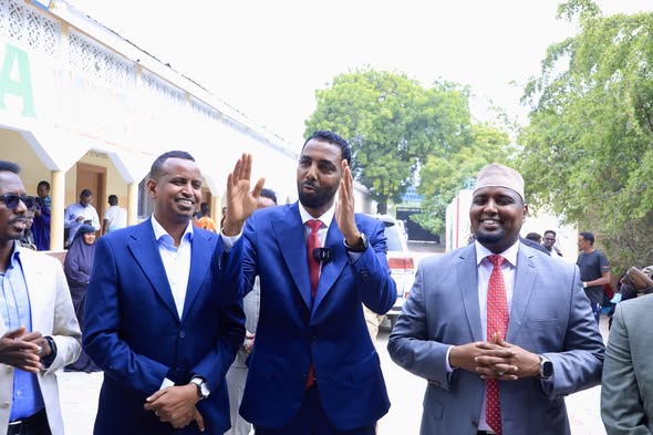 Somalia’s transport and economic ministers inspect voter card distribution in Warta-Nabada ahead of elections