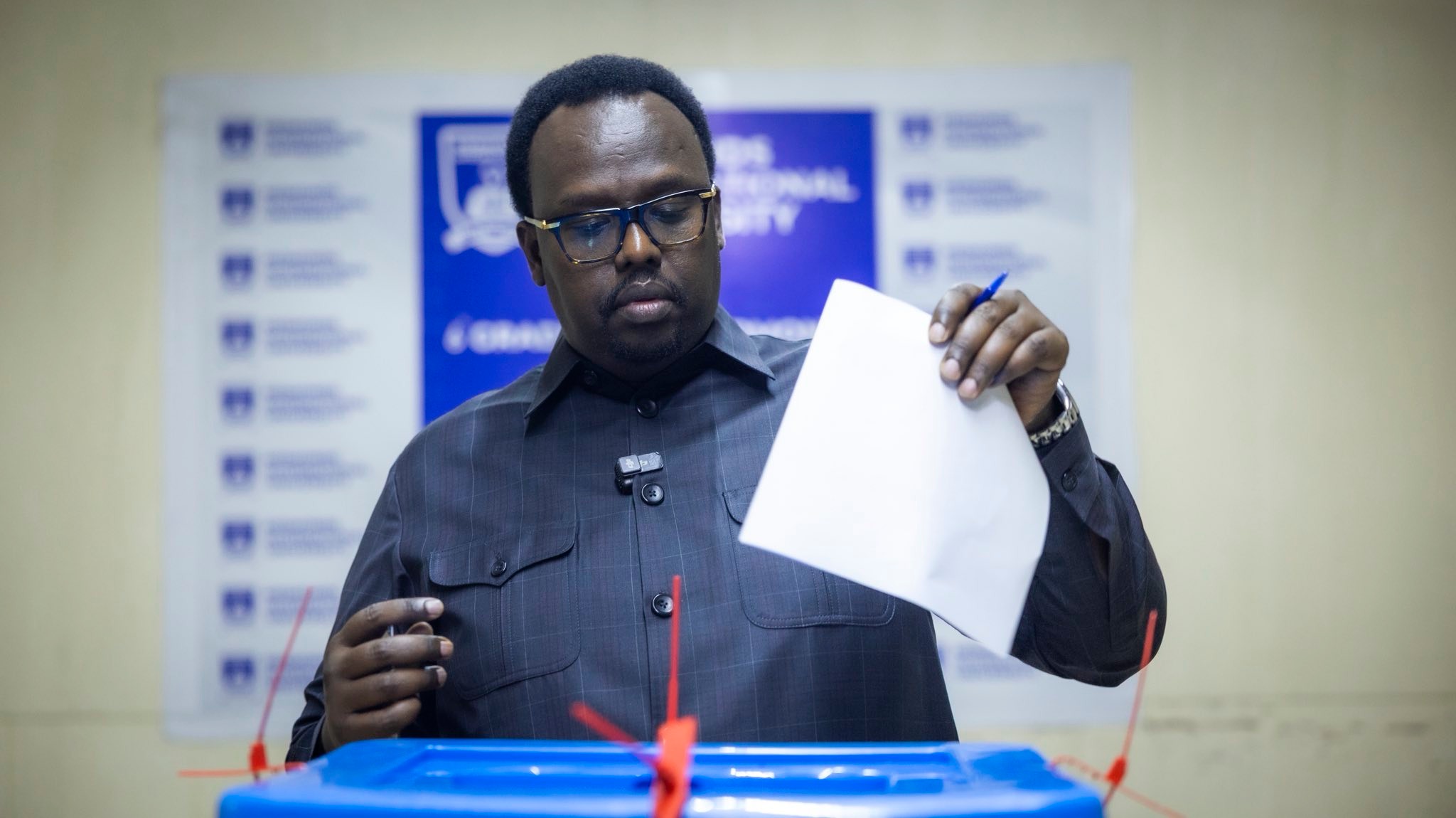 Deputy Prime Minister Salah Ahmed Jama casts his vote in the Banadir local council elections