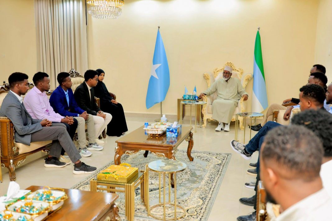 jubbaland president receives journalists covering somalia future forum in kismayo