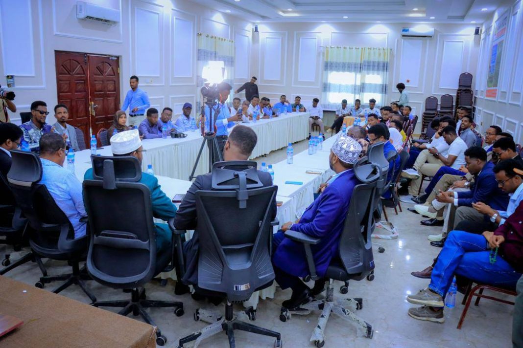 Jubbaland Information Minister hosts luncheon for journalists who covered Somalia Future Forum