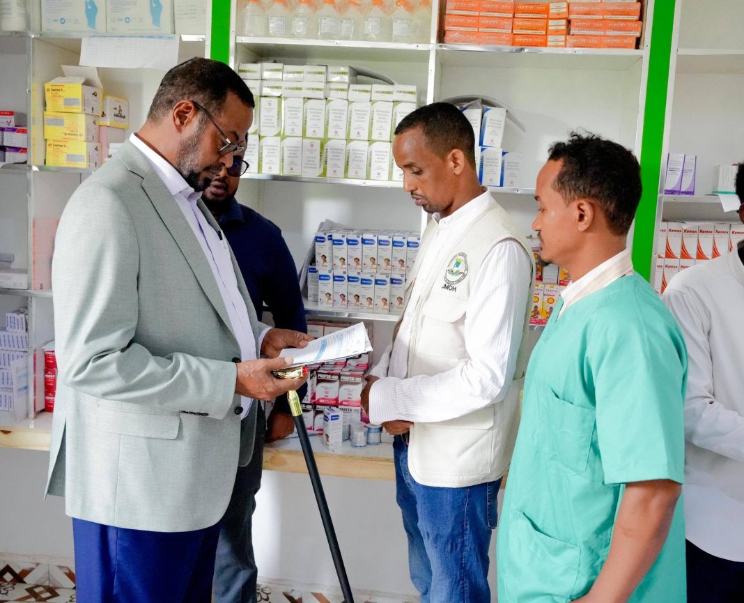 Jubbaland health minister inspects renovated medical facilities in Kismayo