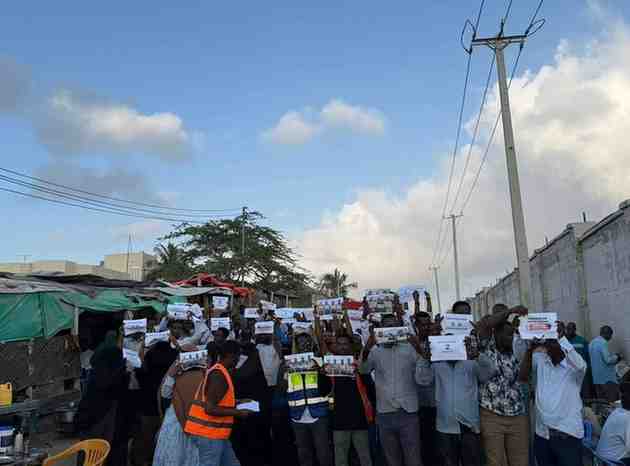 Aden Adde Airport Employees Protest Low Wages, Disrupt Operations in Mogadishu