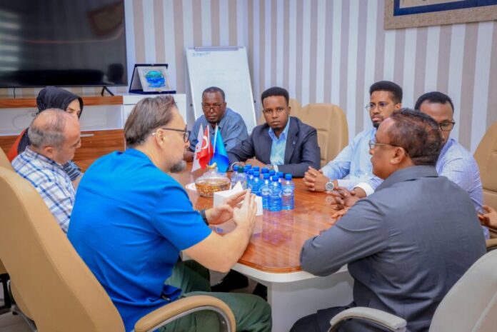 Mogadishu mayor visits victims of Howlwadaag building fire at Digfeer Hospital