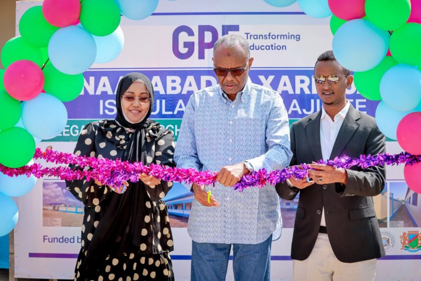 South West State President Abdiaziz Laftagareen opens a new girls’ school in Wajid, Bakool.