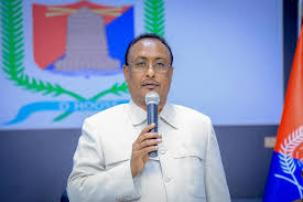 Mayor Dr. Muungaab lays the foundation stone for the Boondheere Canal Rehabilitation Project in Mogadishu.