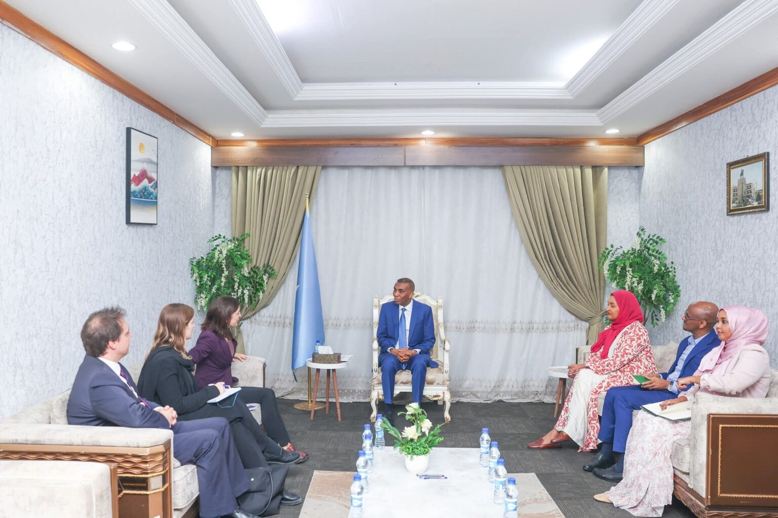 Ra’iisul Wasaare Xamsa oo Xafiiskiisa Ku Qaabilay Wafdi Sare oo ka Socday Dowladda UK