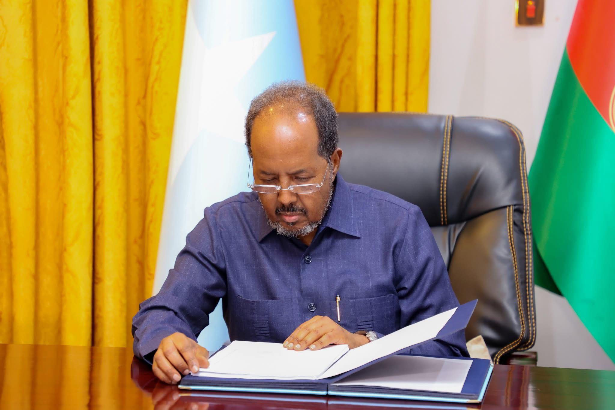 Madaxweyne Xasan Sheekh oo Saxiixay Dhismaha Guddiga Madaxbannaan ee Xuquuqul Insaanka Qaranka