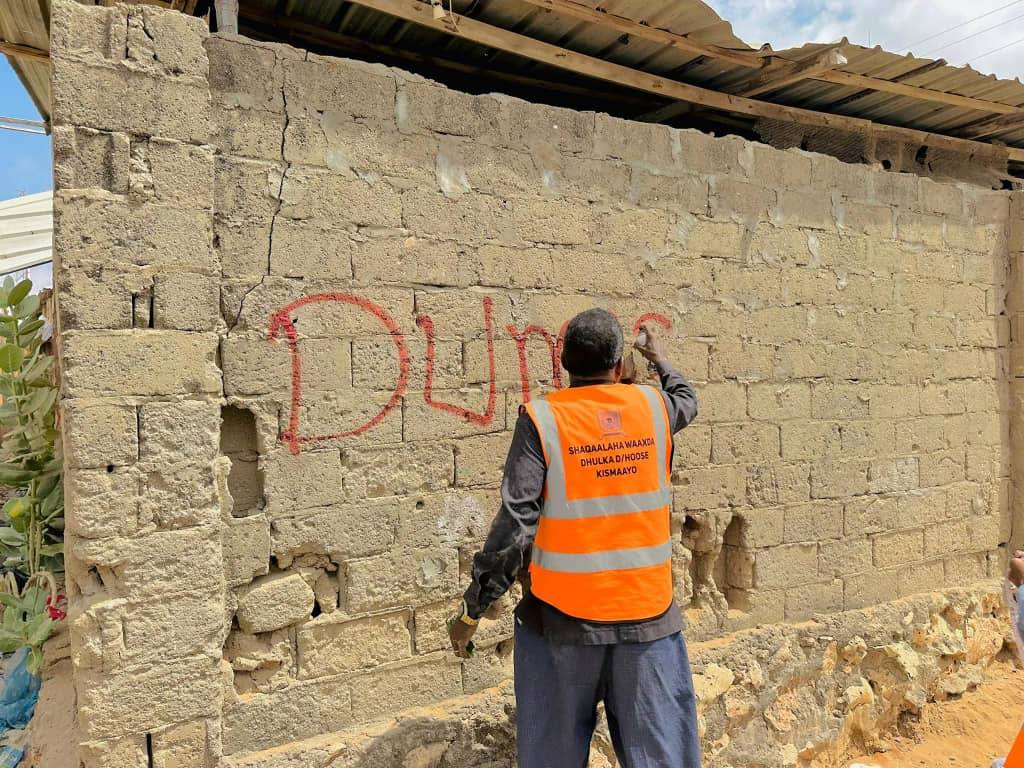 Kismayo Mayor Omar Abdullahi Mohamed inspects newly designated parking areas near Sinai Market.