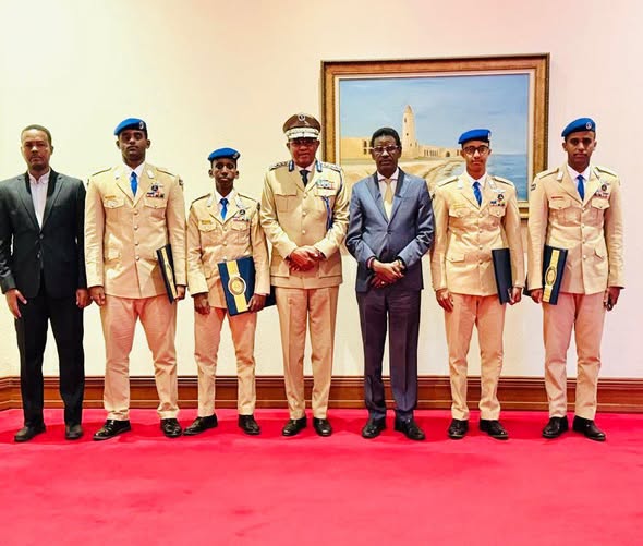 Somalia’s minister of internal secrity congratulates Somali police officers graduating from Qatar police academy