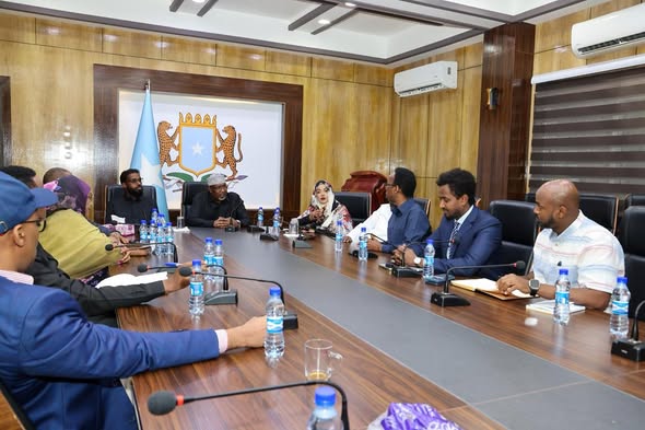 Somali parliamentary leadership meets constitutional review committees