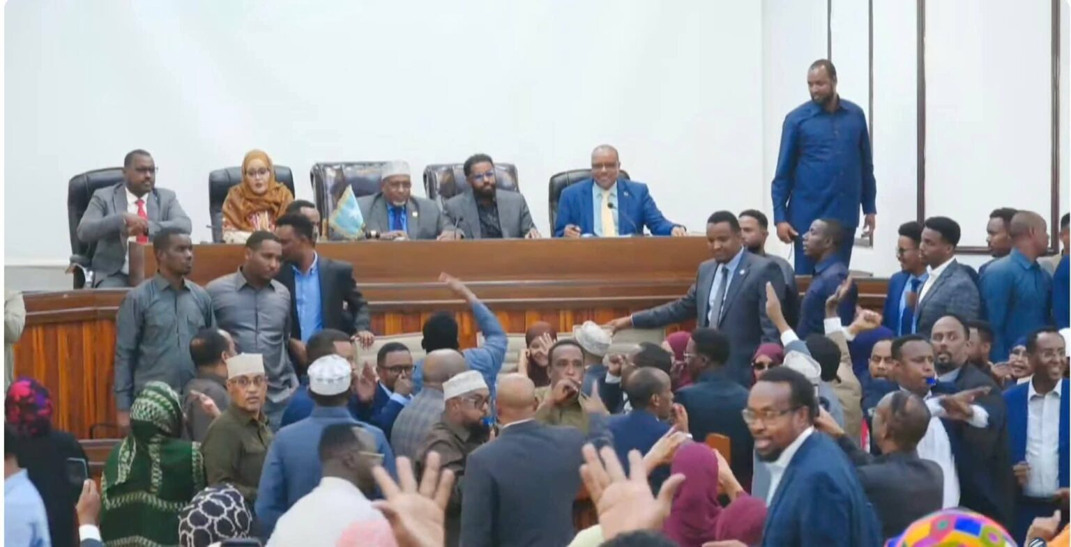 Fadhigii BFS oo buuq ku soo xirmay, mucaaradkuna ka hortagay qorshaha wax ka beddelka Dastuurka