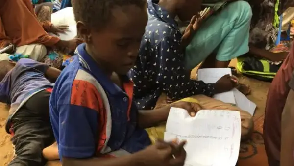 Wasaarada Waxbarashada  oo Carruurta Barakacayaasha u furtey dugsiyo waxbarasho oo lacag la’aan ah .