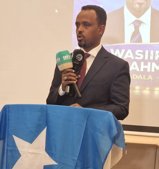 Somali deputy information minister meets UK-based Somali community in London.