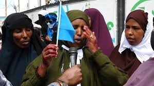 Waalidiin Ka Cabanaya Askareynta Carruurta