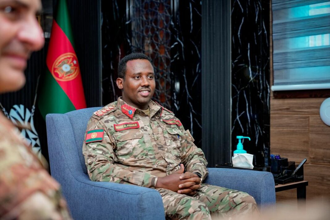 Somali Army Commander meets Italian Defense Attaché to strengthen military cooperation.