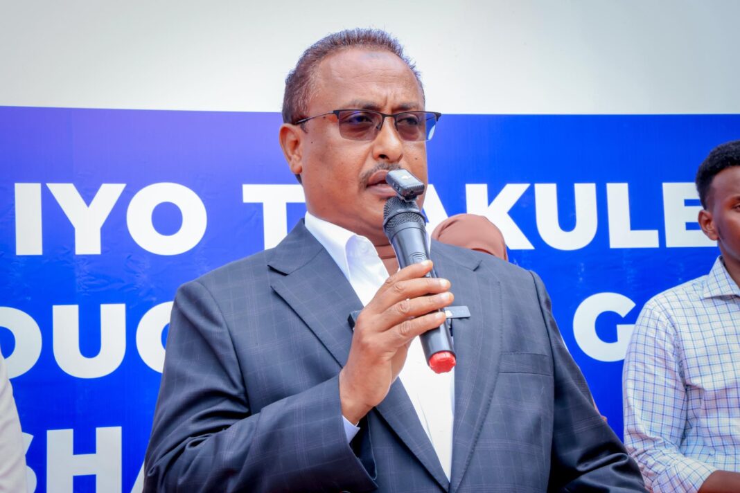 Mogadishu Governor Dr. Muungaab Provides Support to Kaaraan Boys Orphanage School