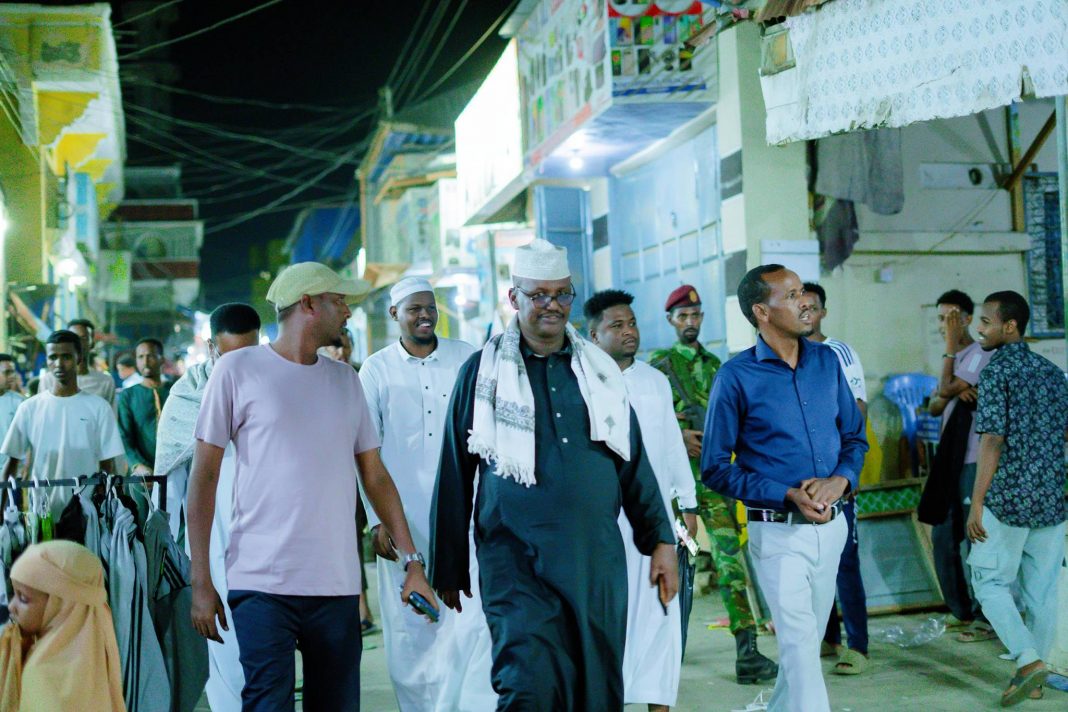 Kismayo mayor inspects suuq yare market ahead of eid celebrations