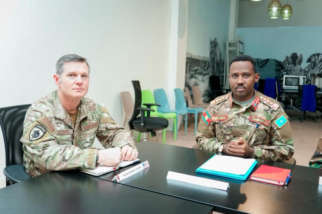 Taliyaha Ciidanka Xoogga Dalka oo la kulmay Taliyaha AFRICOM