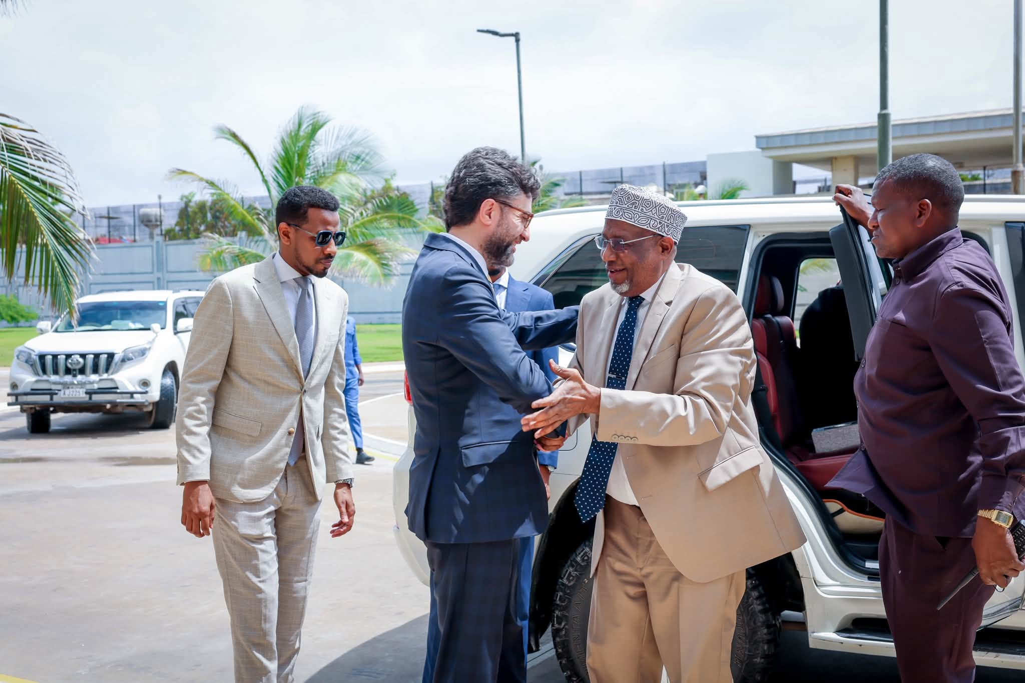 Madoobe Oo Muqdisho Kula Kulmay Safiirka Turkiga