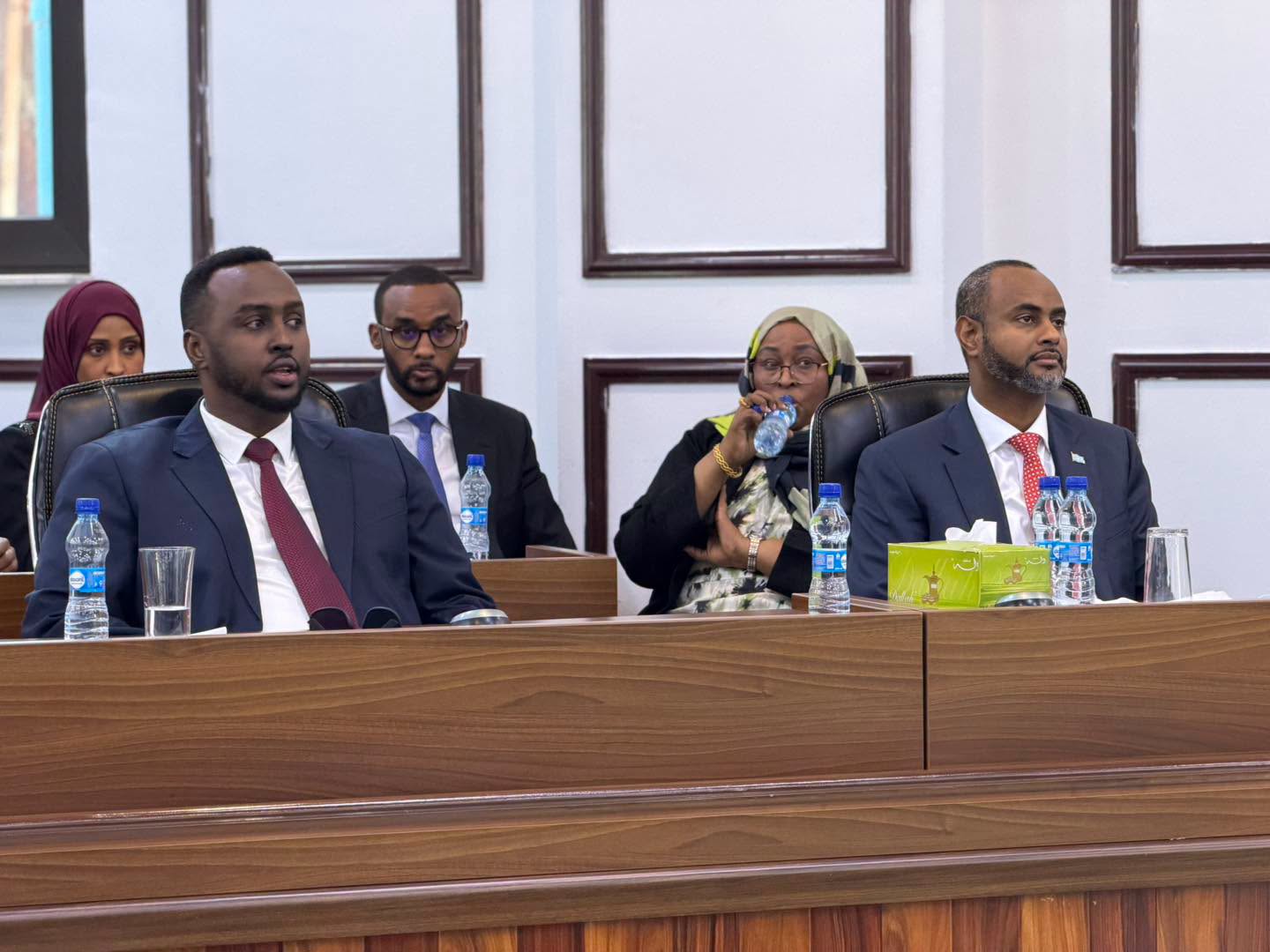 Laba xildhibaan oo u tartamaya guddoomiyaha Baarlamaanka Soomaaliya